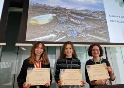 Ganadoras premio II CONCURSO DE FOTOGRAFÍA “MEDIOAMBIENTE Y ACCIONES POR EL CLIMA” posando en el salón de actos del CIBA. Concurso organizado por el grupo de RSC del IACS. Entrega de premios en la Jornada del Día Internacional contra el Cambio Climático (24 de octubre en el CIBA)