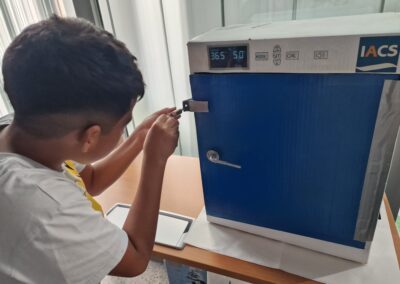 Escolares participando en la Escape Room Locura en el laboratorio, organizada por los SCT en el CIBA el 14 de noviembre 2024