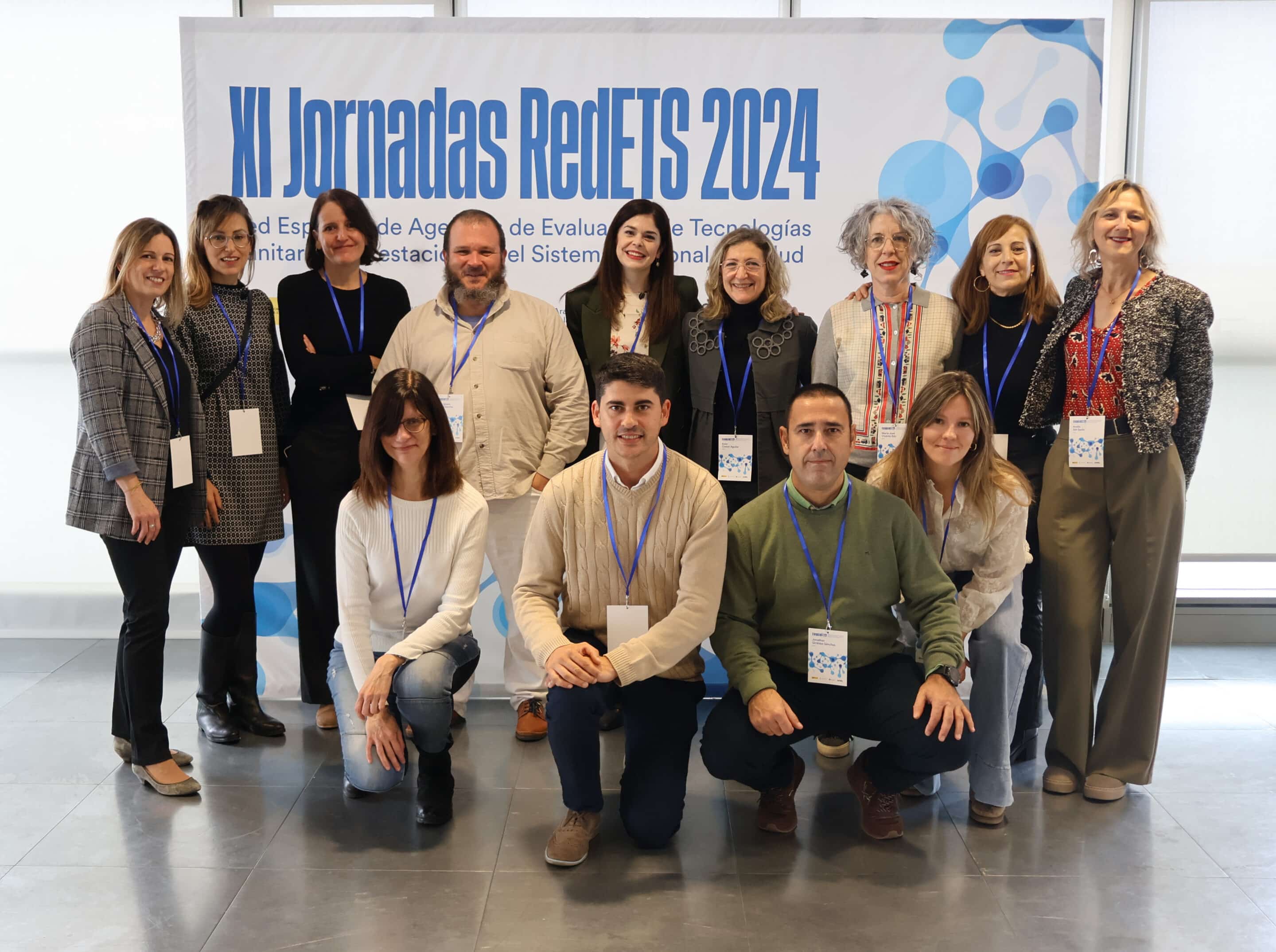 Foto de grupo de Decisiones Basadas en la Evidencia del Instituto Aragonés de Ciencias de la Salud durante la jornada de la RedETS en noviembre de 2024 en el World Trade Center de Zaragoza